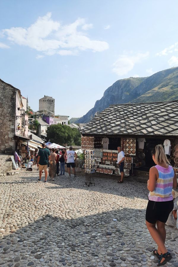 Kopfsteingepflasterter Platz in der Altstadt von Mostar