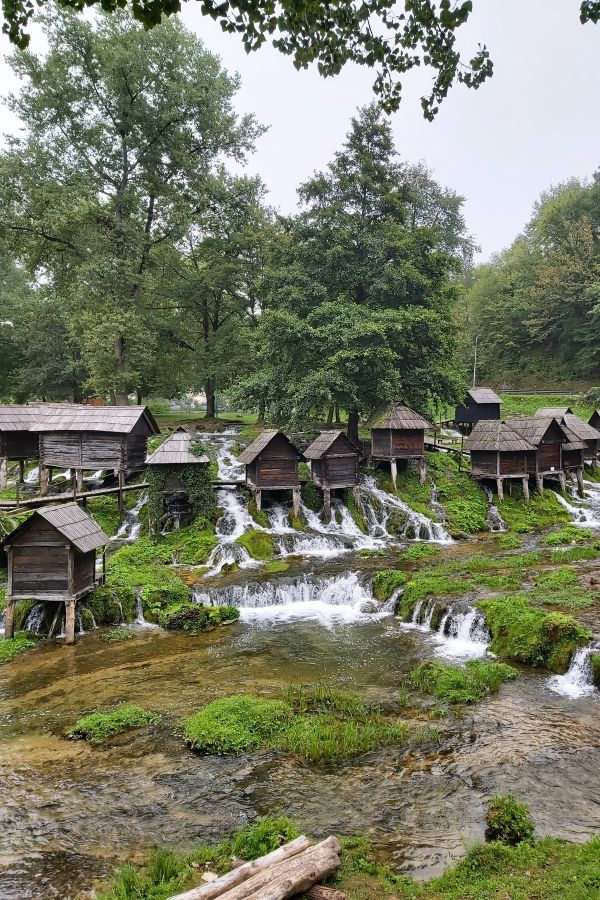 Mühlenkomplex von Mlinčići mit Holzhäuschen und kleinen Kaskaden