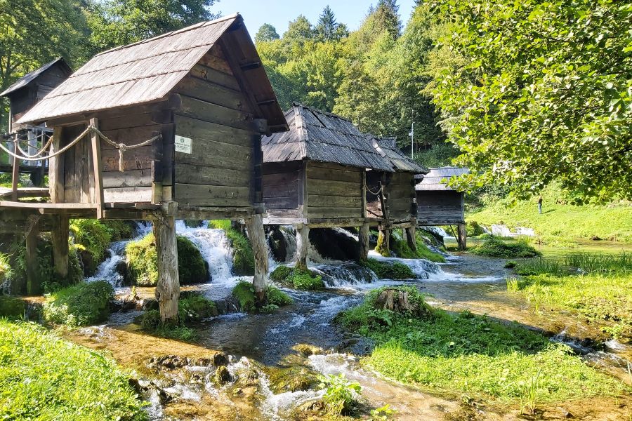Kleine hölzerne Mühlengebäude von Mlinčići über den Kaskaden