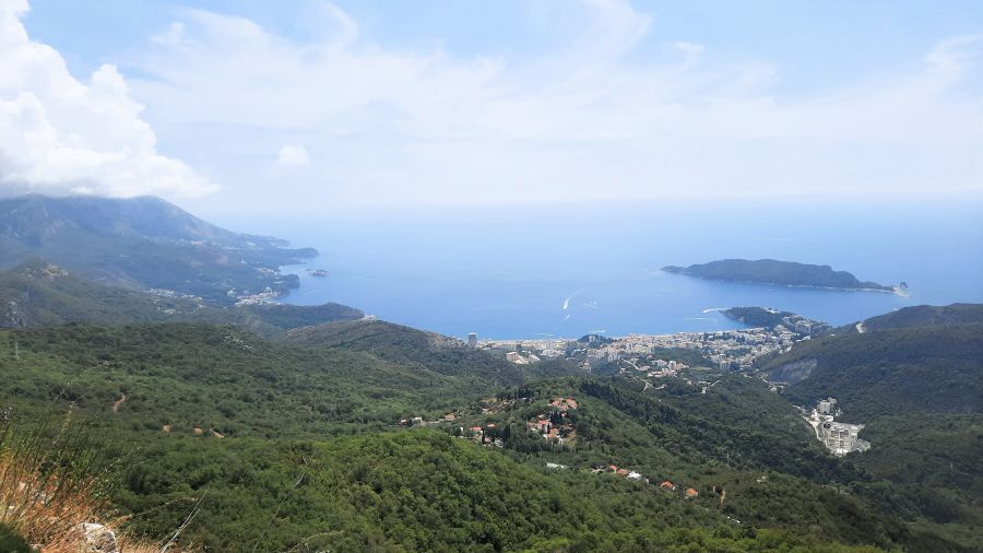 Blick von der Bergstraße zurück auf die montenegrinische Adriaküste