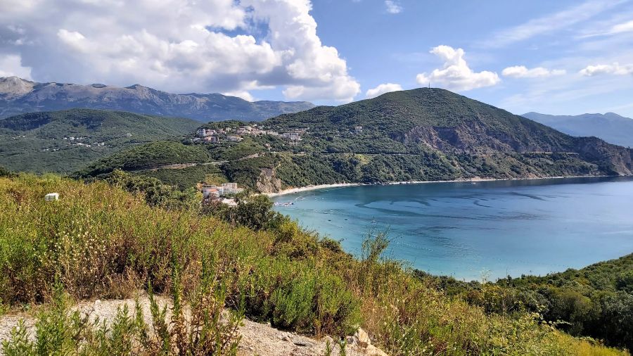Blick auf eine Bucht nahe Kotor in Montenegro