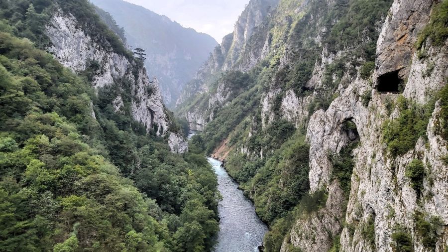 Tunnelstraße entlang der Piva-Schlucht in Montenegro