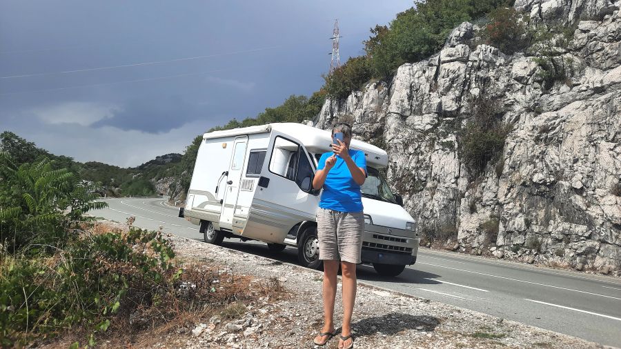 Laika Wohnmobil an einem Aussichtspunkt oberhalb von Podgorica
