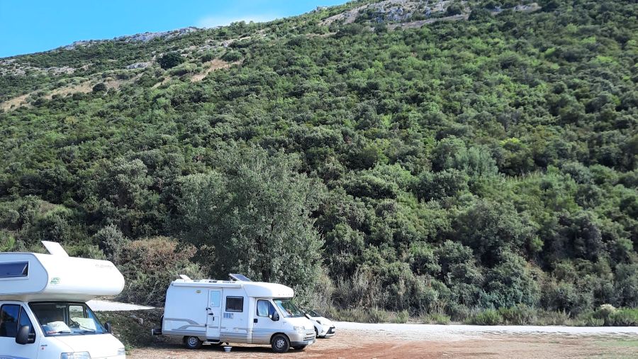 Wohnmobile auf den Parkterrassen am Trsteno Beach