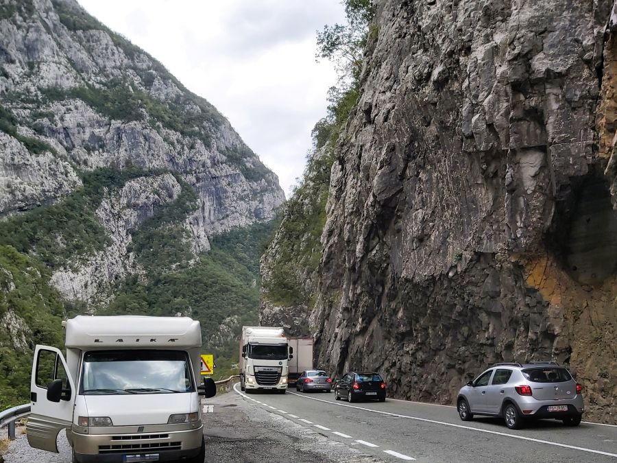 Wohnmobil auf der Straße durch die Morača-Schlucht