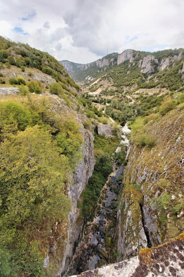 Blick von einer Brücke in den Nevidio-Canyon