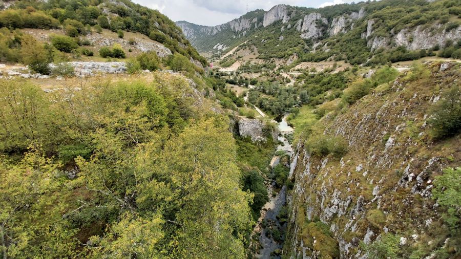 Blick von der Brücke in den engen Nevidio-Canyon