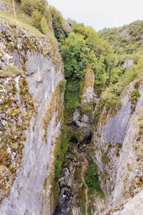 Steile Felswände im Nevidio-Canyon in Montenegro