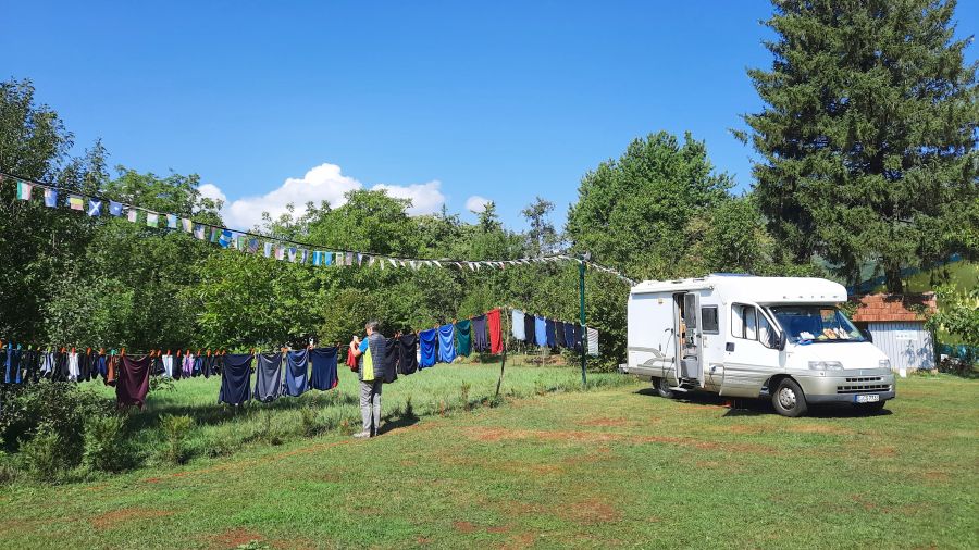 Wohnmobil auf der Wiese am Riverside Restaurant bei Nikšić