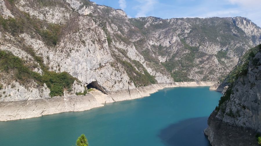 Türkisfarbener Piva-Stausee zwischen steilen Felswänden