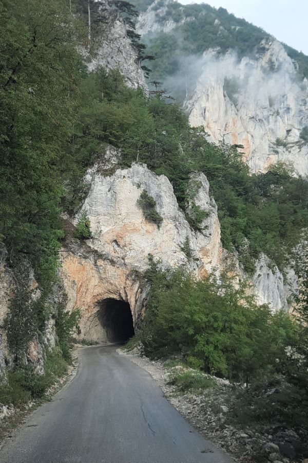Unbeleuchteter Felsentunnel auf der Straße zum Piva-Stausee