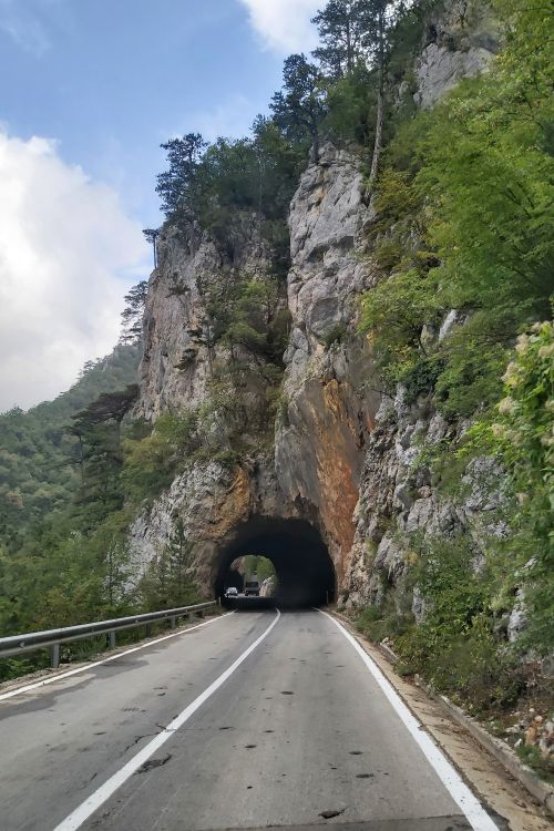 Schmale Straße durch mehrere Tunnel in der Piva-Schlucht