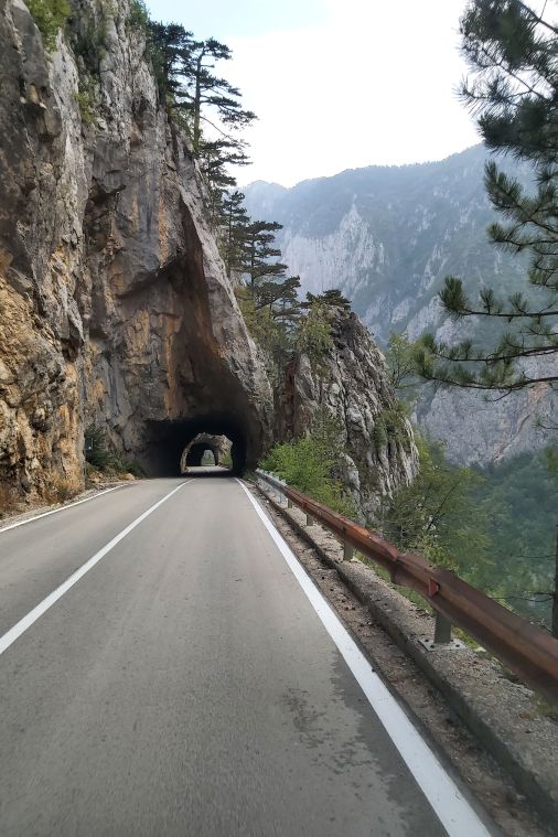 Schmale Straße durch einen Tunnel in der Piva-Schlucht