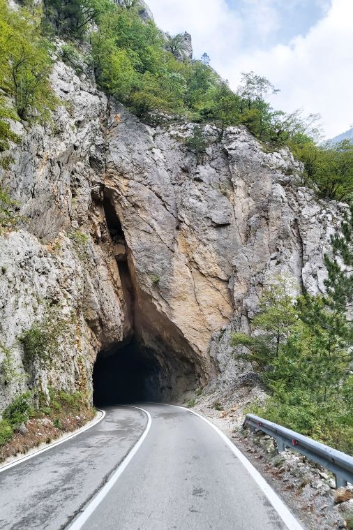 Außergewöhnlicher Tunnel in der Piva-Schlucht in Montenegro