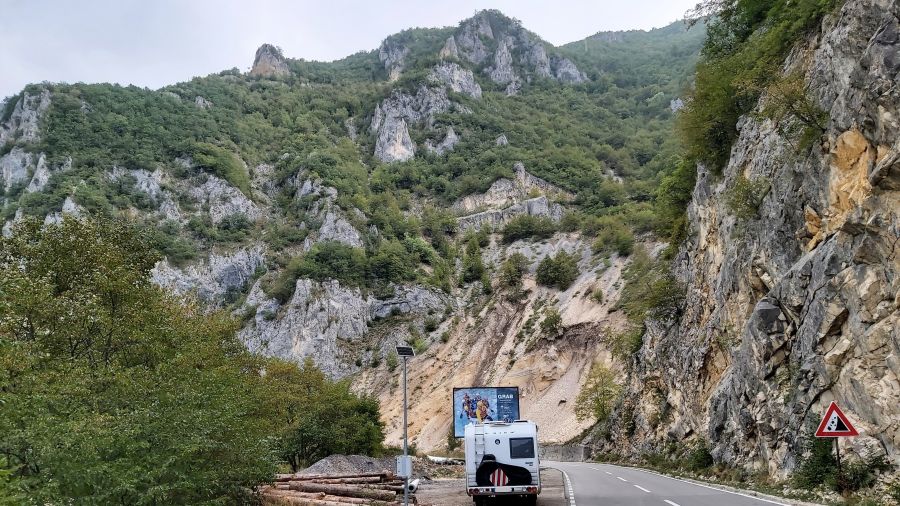 Straße entlang der Piva-Schlucht in Montenegro