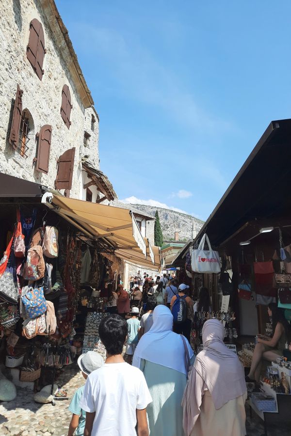 Belebte Basargasse in der Altstadt von Mostar