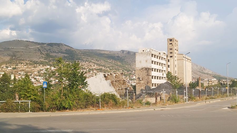 Zerstörtes Gebäude mit Kriegsschäden am Stadtrand von Mostar