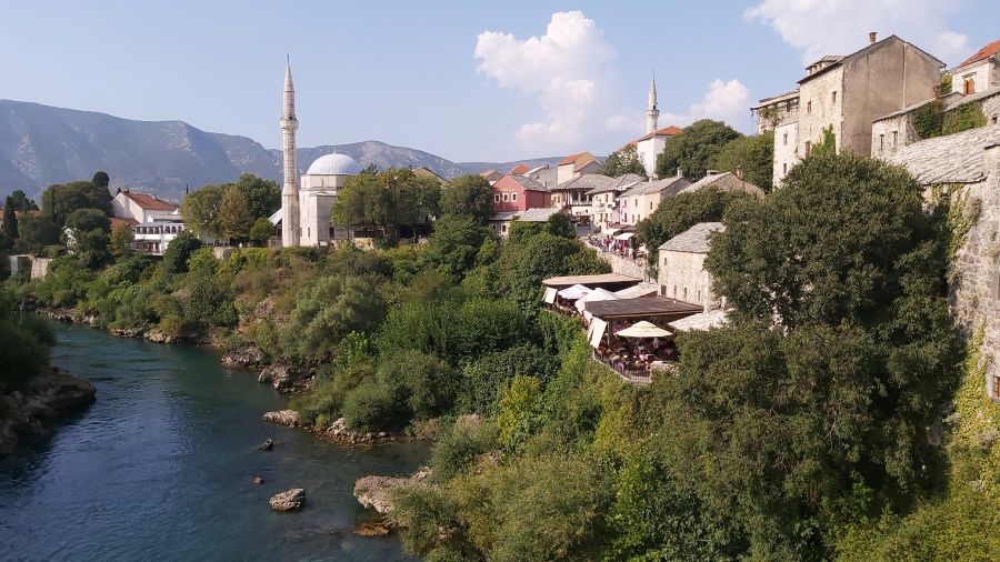 Häuser und Moscheen am Ufer der Neretva in Mostar