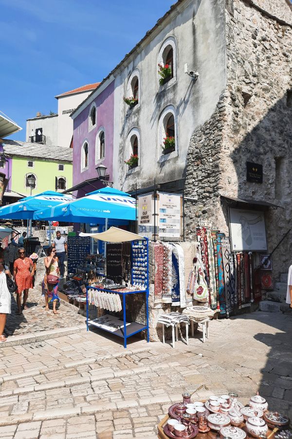 Kleine Geschäfte zwischen den Steinhäusern von Mostar