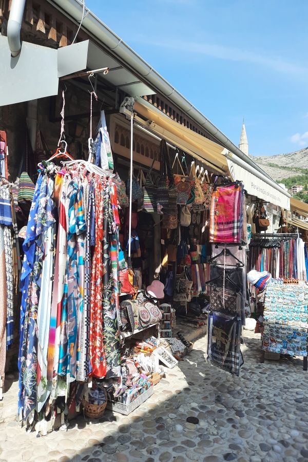 Geschäft mit Kleidern und Tüchern in der Altstadt von Mostar