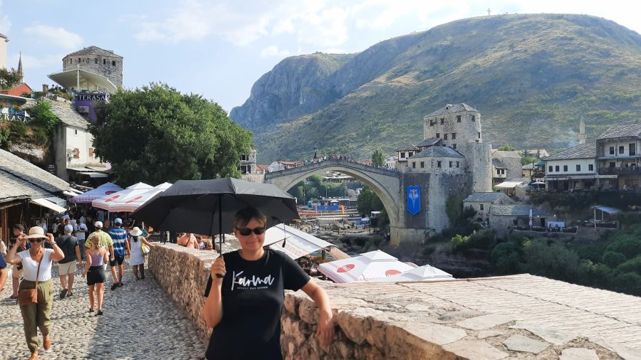 Stari Most und Neretva an einem heißen Sommertag in Mostar