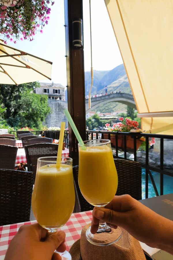 Getränke in einem Restaurant mit Blick auf die Stari Most