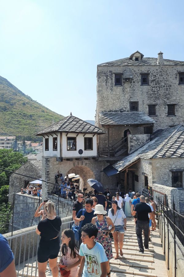 Besucher auf der Stari Most in Mostar