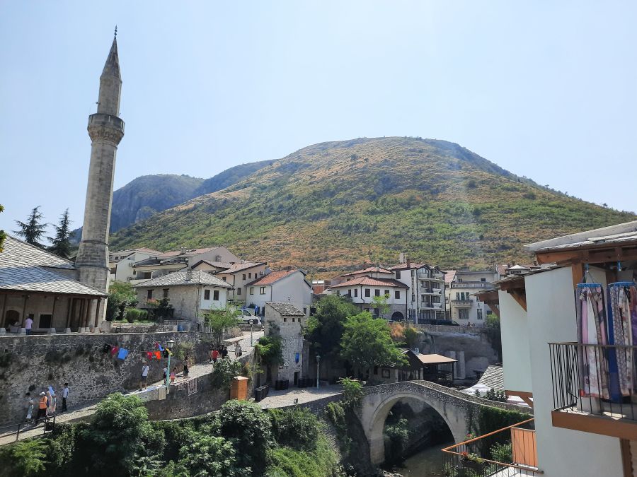Moschee und Steinbrücke in der Altstadt von Mostar