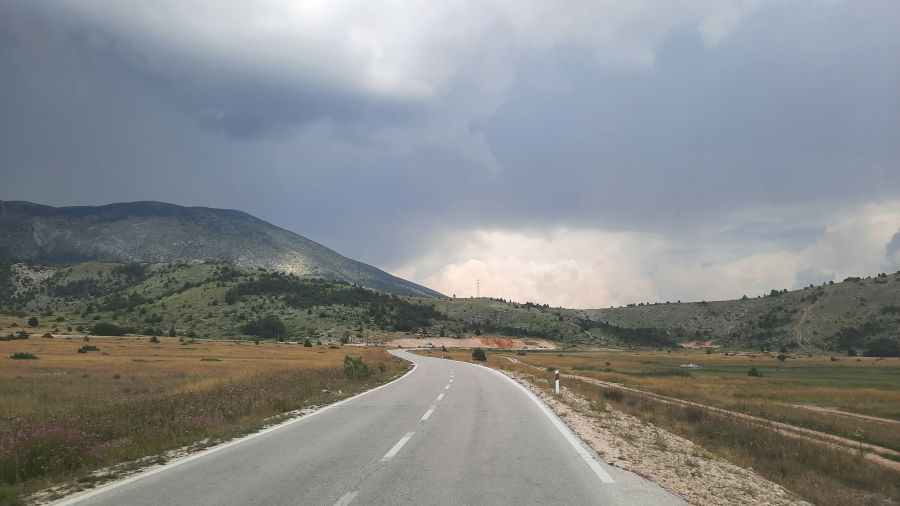 Straße durch die karge Hochebene im Naturpark Blidinje