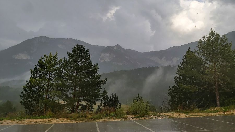 Nebel und Regenwolken über den Bergen bei Masna Luka