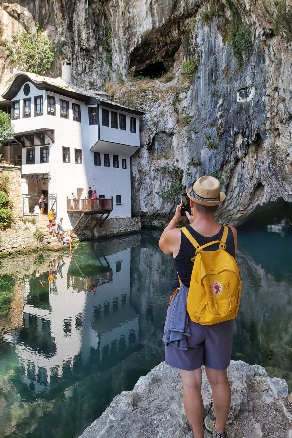 Weißes Derwischkloster an der Karstquelle der Buna in Blagaj