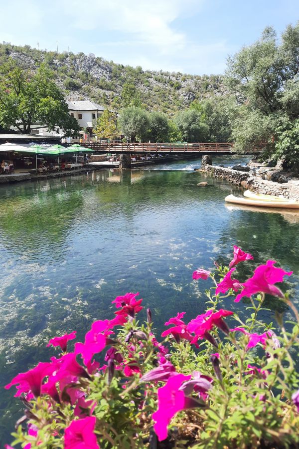 Buna in Blagaj mit Restaurants und blühenden Bougainvilleen