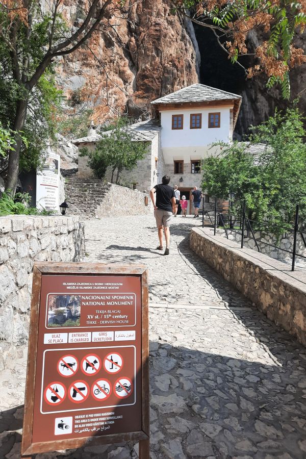Hinweisschild mit den Besuchsregeln des Derwischklosters in Blagaj