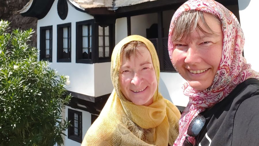 Selfie mit geliehenen Kopftüchern im Derwischkloster Blagaj