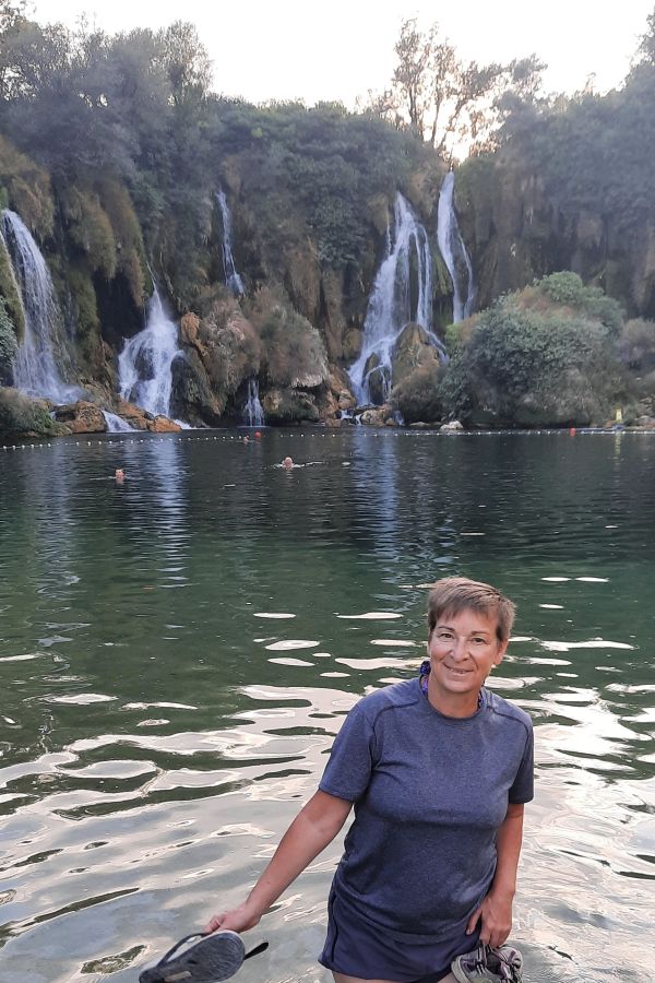Badebecken unterhalb der Kravica-Wasserfälle im Sommer