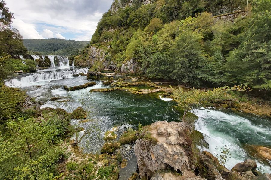 Mehrere Kaskaden der Una unterhalb des Štrbački buk