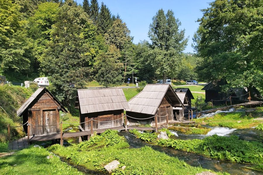Historische Holzmühle auf einem Steinlager in Mlinčići