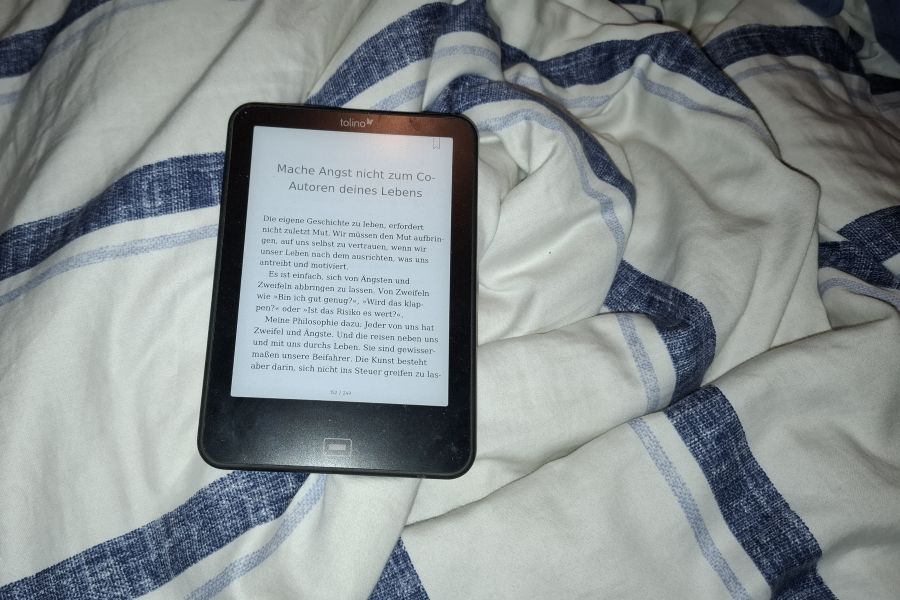 E-Reader-900x600 E-Reader auf der Bettdecke im Wohnmobil – Lesen ohne Ballast auf Reisen