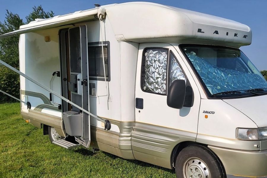 Multianker-900x600 Wohnmobil mit Thermomatte vor der Frontscheibe – Thermoschutz für kalte Tage