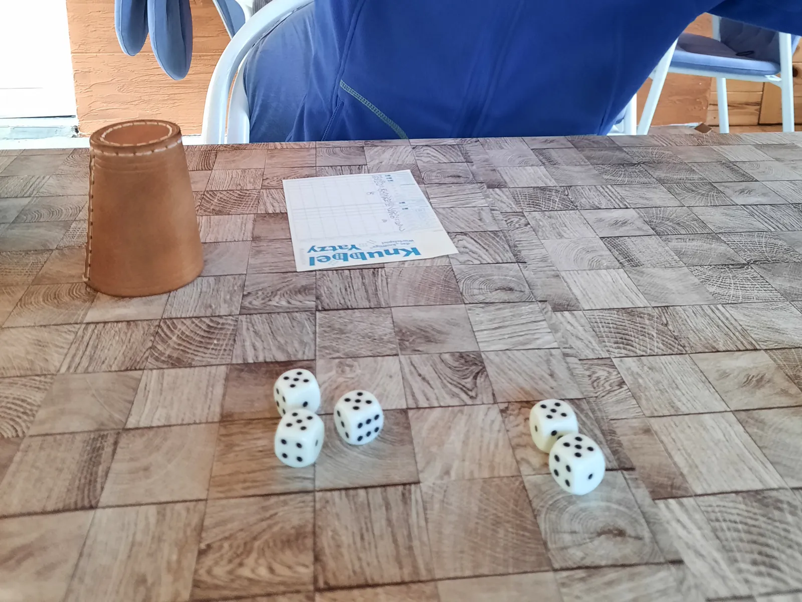 camping-spiele-wuerfel Ätherische Öle in kleinen Glasfläschchen mit Blüten – Wohlfühlgeschenk für Camper