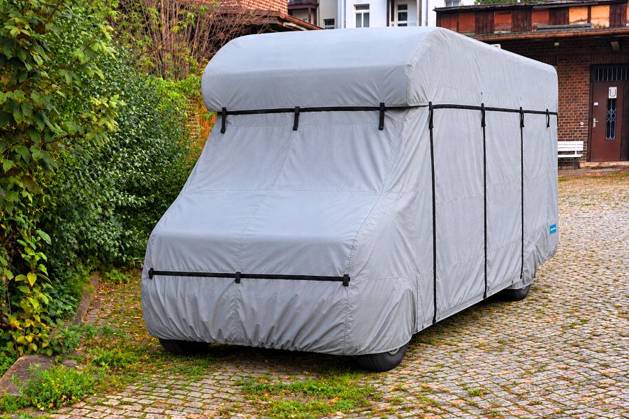 Wohnmobil winterfest machen – Wohnmobil unter Schutzhülle im Garagenhof